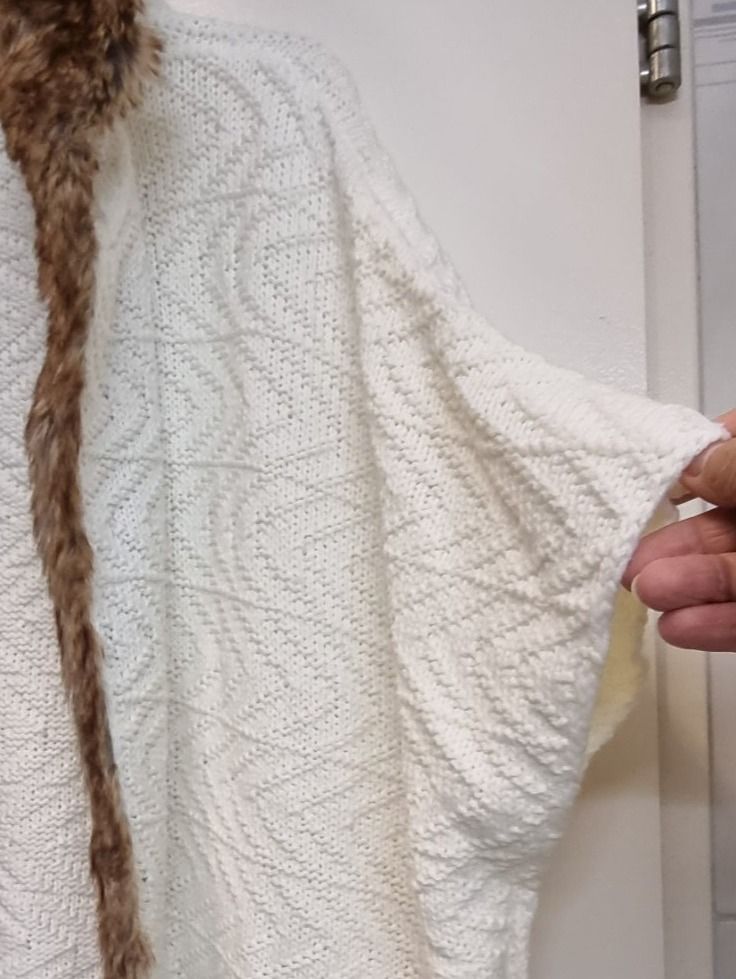Sonstige Damenmode: Poncho, Cape mit Kapuze, neu – Neu und originalverpackt aus geroldswil von Gumball1 3
