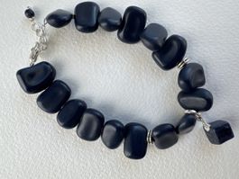 Elegantes Armband mit Lapislazuli Anhänger, Tiefblau.