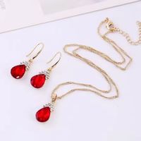 Modeschmuck-Set in Goldfarbe mit rotem Stein