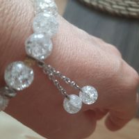 Armband mit weissen Steinen und silbernen Elementen