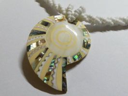 Halskette mit Abalone- und Perlmut-Muschelschalen
