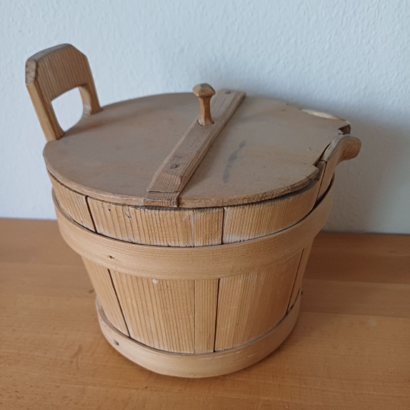 Articoli in legno: Holzgefäss mit Deckel, Ausguss und Handgriff  – Usato da Trimmis venduto da grrose 1