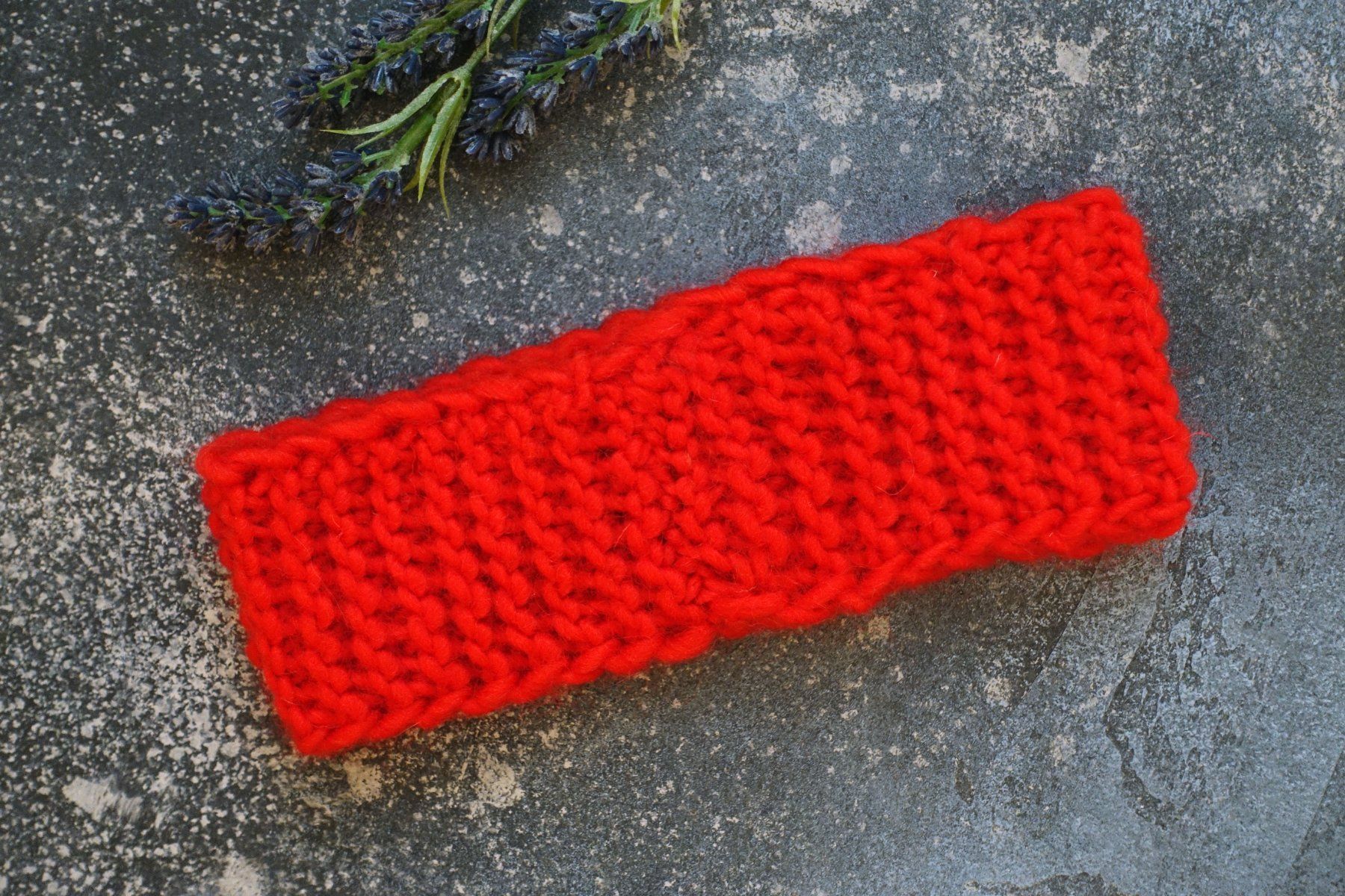 Copricapi, berretti & cappellini: NEU handgestricktes Stirnband in rot – Nuovo e nell'imballaggio originale da Berg am Irchel venduto da Zweiti_Chance 2