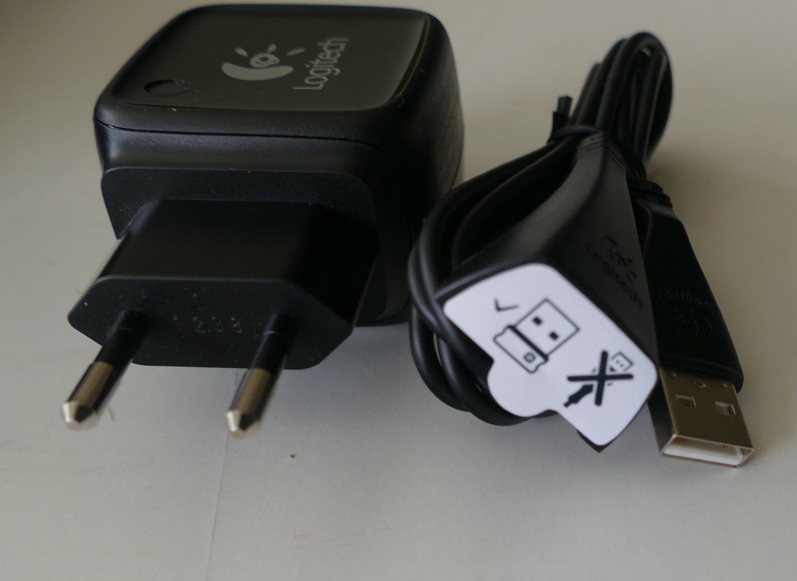 Caricabatterie: Logitech Ladegerät mit Kabel und USB-Empfänger – Nuovo (secondo la descrizione) da Dietlikon venduto da kes_j6d7 1