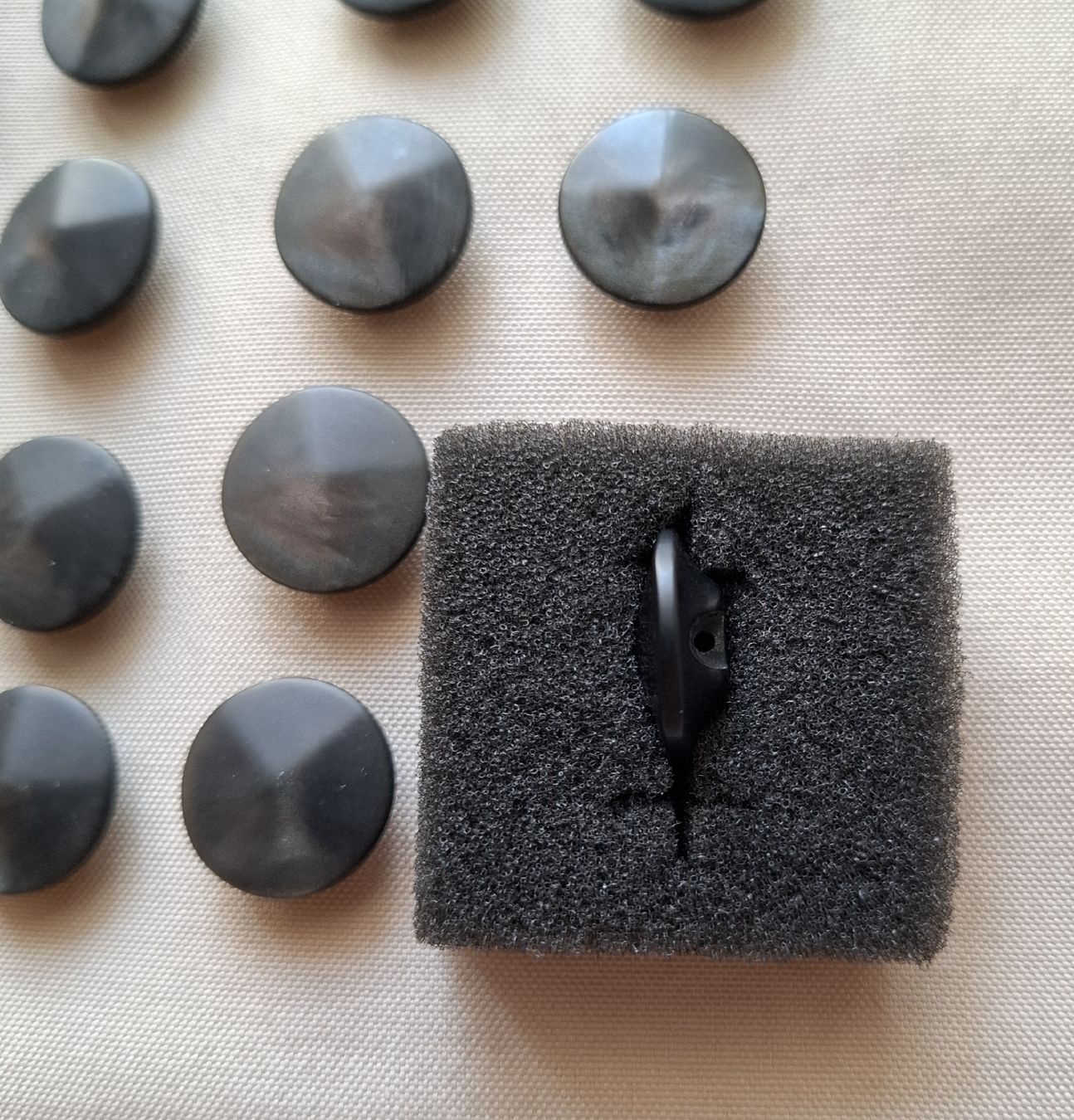 Bottoni: 33 Stück Knöpfe, 18 mm. – Nuovo (secondo la descrizione) da Dietikon venduto da Hirschkopf 4