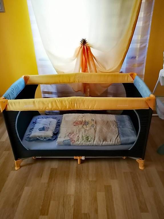 Betten: Reisebett mit Matratze und 1 Spielmatte – Gebraucht aus Zürich von bluetteblue