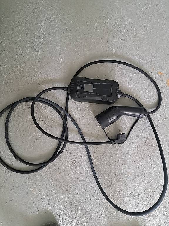 Batterie-Ladegeräte: Ladegerät EAuto 230 Volt Steckdose – Gebraucht aus Matzendorf von Fitfun1