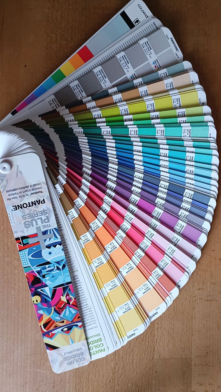Colori: Pantone Farbfächer Coated & Uncoated – Nuovo (secondo la descrizione) da Aathal-Seegräben venduto da Jazz1518 1
