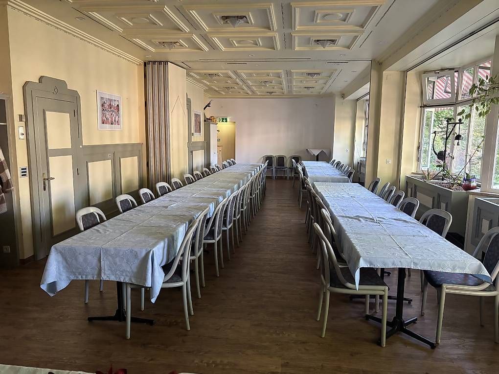 Set de table et chaises: Stühle & Tische – D'occasion à Bern par Gastro27