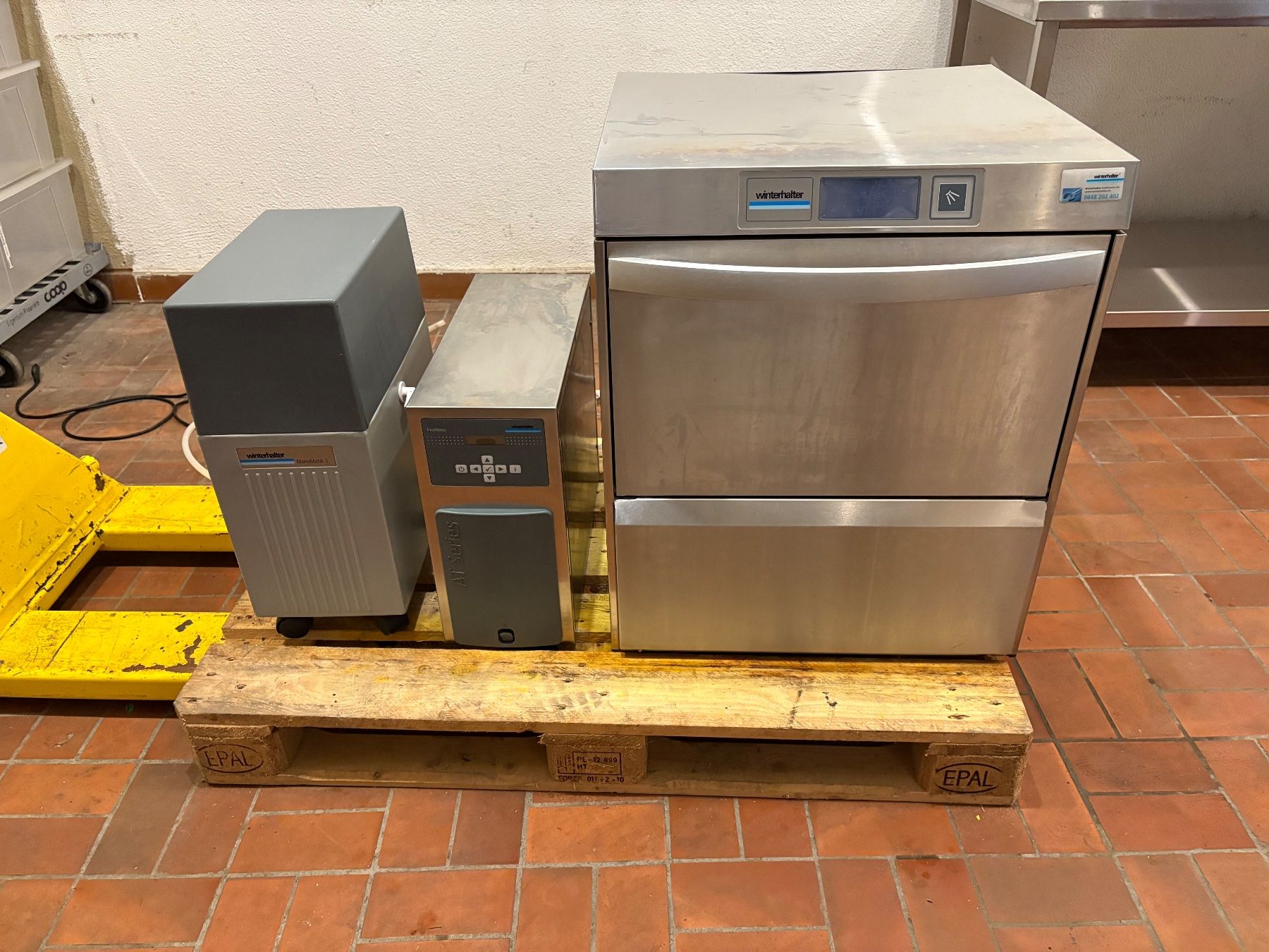 Winterhalter Lavastoviglie: Winterhalter UCM Unterbauspülmaschine – Usato da goldau venduto da G.app
