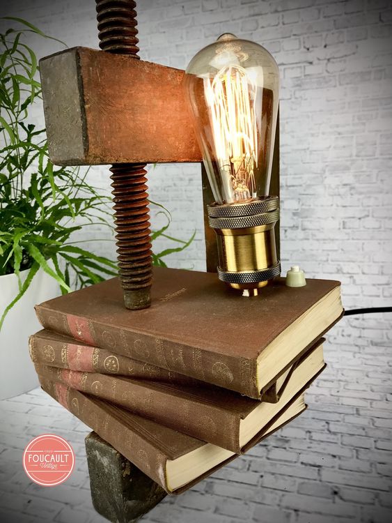 Holzzwinge "Jasmin " mit Büchern als Wandlampe 1
