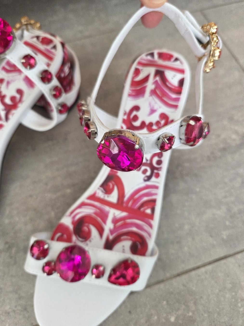 Damenschuhe: Sandalen mit pinken Steinen, Gr. 39 – Neu (gemäss Beschreibung) aus Wiesendangen von Sinhuk 1
