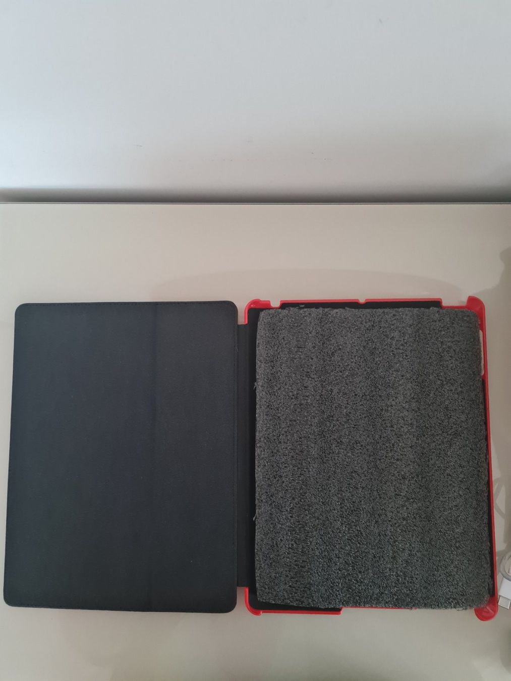 Guess Cover & Protezioni schermo: iPAD HÜLLE CASE GUESS LEO MUSTER – Usato da Steg im Tösstal venduto da goldlionfree 2
