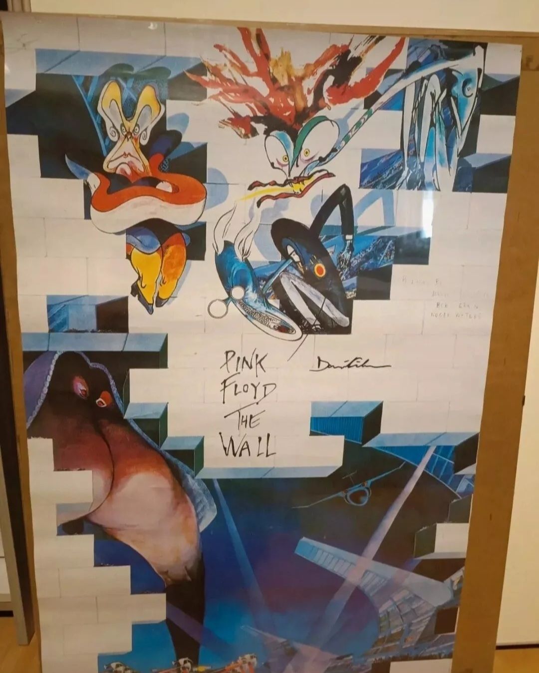 Foto & Immagini: David Gilmour poster The Wall signed autograph Pink Floyd – Usato da Payerne venduto da UpPower 1