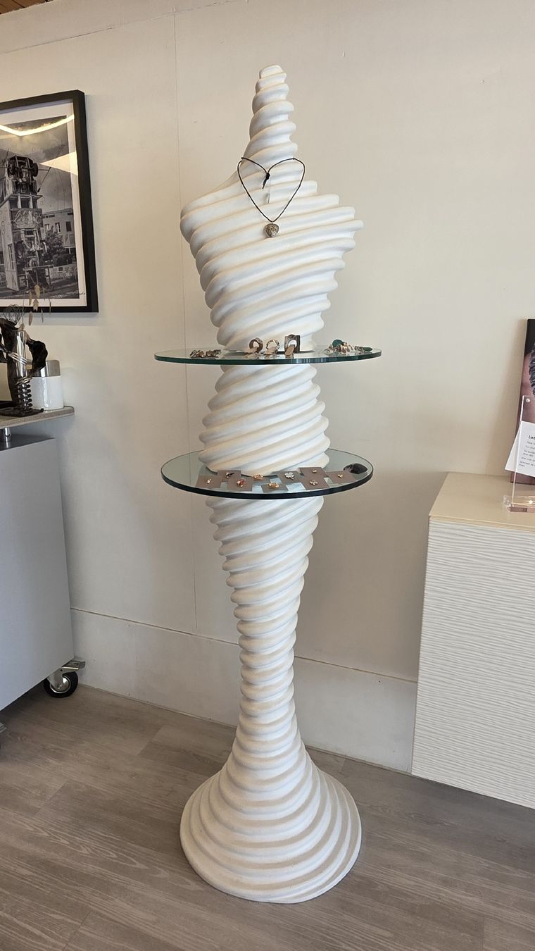 Skulpturen & Statuen: Dekorative Präsentationsfigur,aus Keramik – Gebraucht aus Niederönz von Silverbluecat