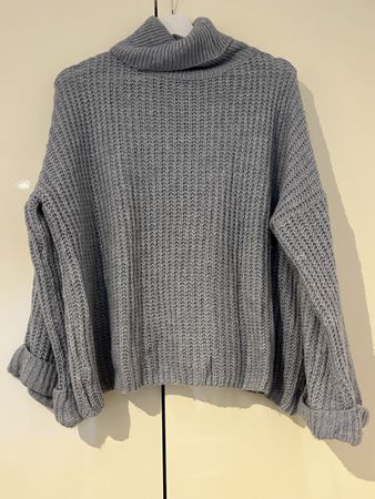Hellblauer Rollkragenstrickpullover