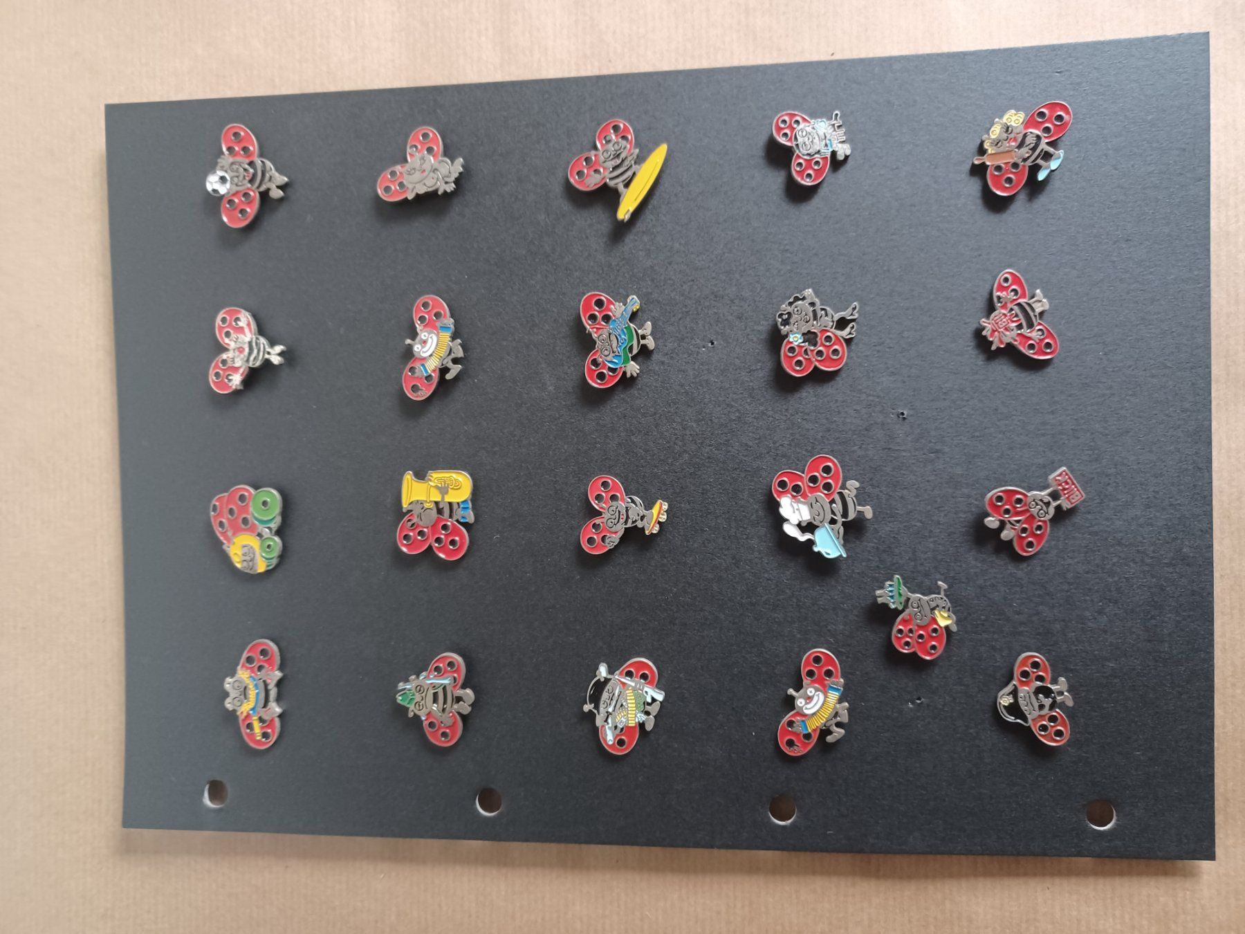 Swiss Placchette & Badge: d/40+ verschiedene Pins Blick/Käferli mit Verschluss – Usato da Hagendorn venduto da siwasi3 2
