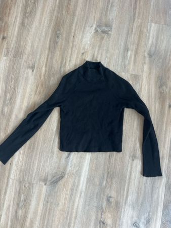 Schwarzer bauchfreier Kragenpulli