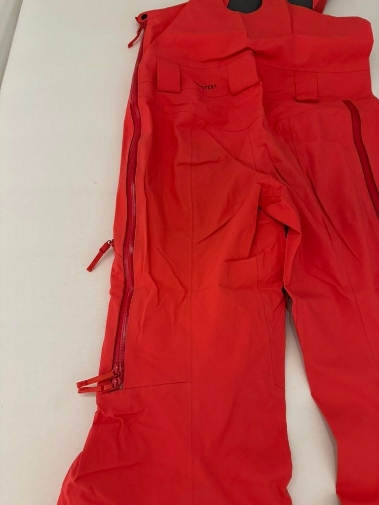 Arcteryx Pantaloni: Arcteryx ski pants with bib – Usato da Dallenwil venduto da ZD2019 7