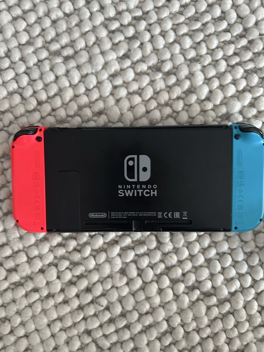 Nintendo Console: Nintendo Switch Konsole mit Zubehör  – Usato da Wabern venduto da submersible 2