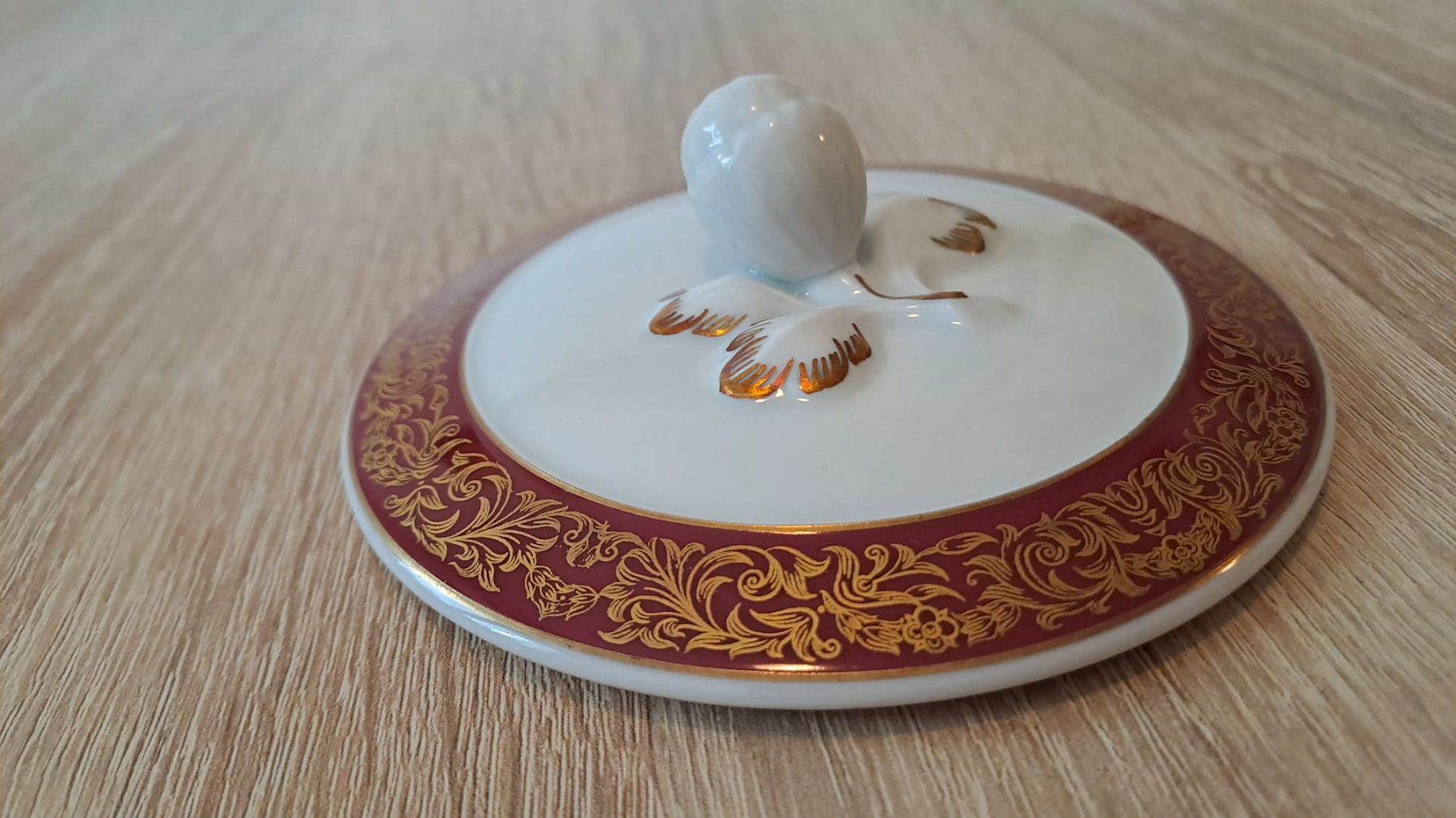 Set di piatti: 1 Langenthaler Chateau roter Deckel  mit weissem Rand. – Usato da Kehrsatz venduto da Kevin4 1