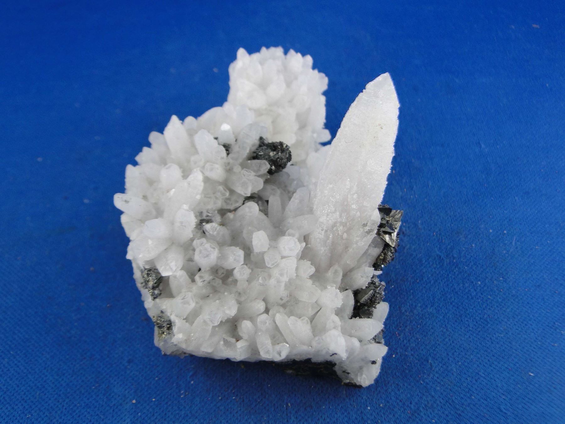 Minerali & Pietre curative: Tetrahedrit auf Bergkristall – Usato da Schinznach Bad venduto da Demerald 4