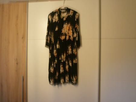Kleid schwarz-orange geblümt Grösse 40