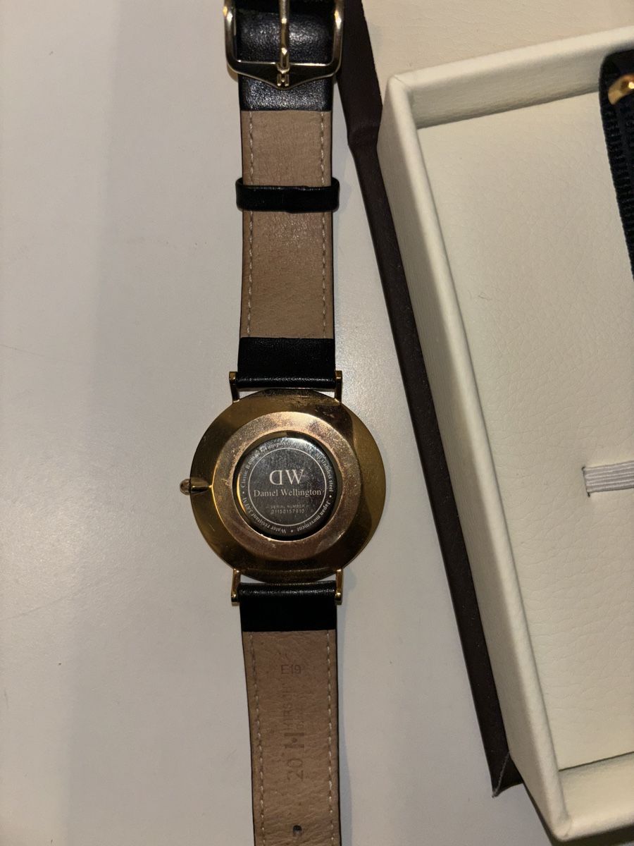 Daniel Wellington Orologi: Montre Daniel Wellington noire / dorée – Nuovo (secondo la descrizione) da Chêne-Bougeries venduto da sor_9rzp 4
