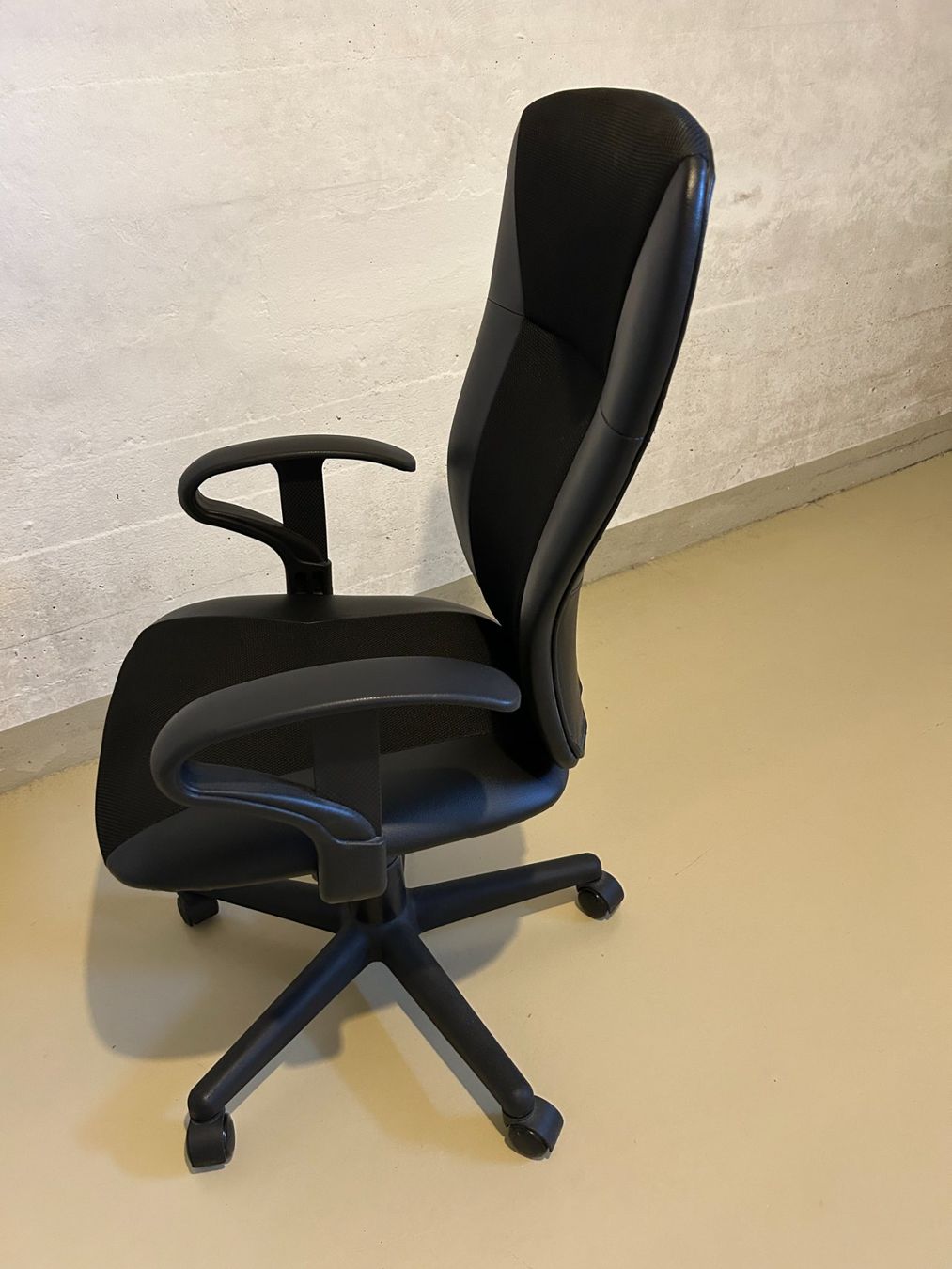 Stühle: Bürostuhl Schwarz – Gebraucht aus Zofingen von Bolec 4