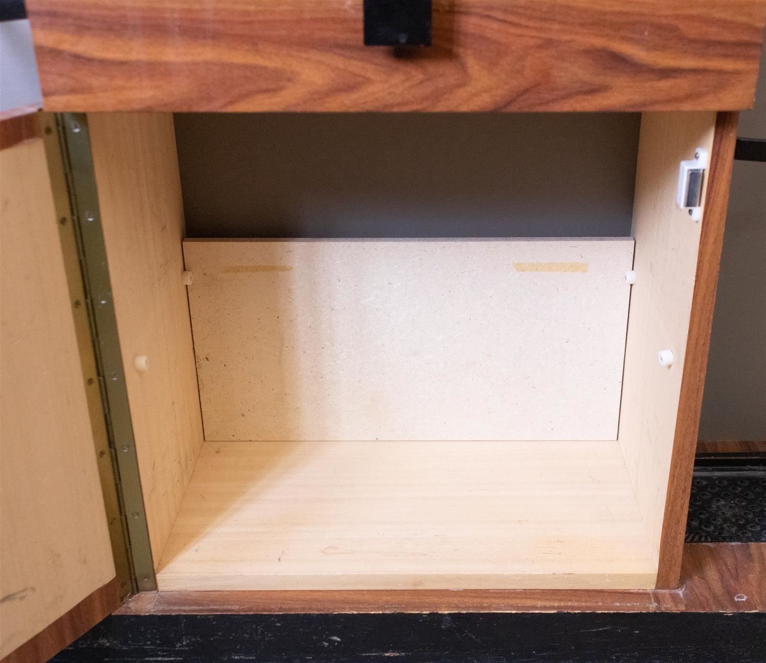 Guardaroba: Garderobe im Nussbaumholz-Look – Usato da Zürich venduto da ZuercherBrockenhaus 4