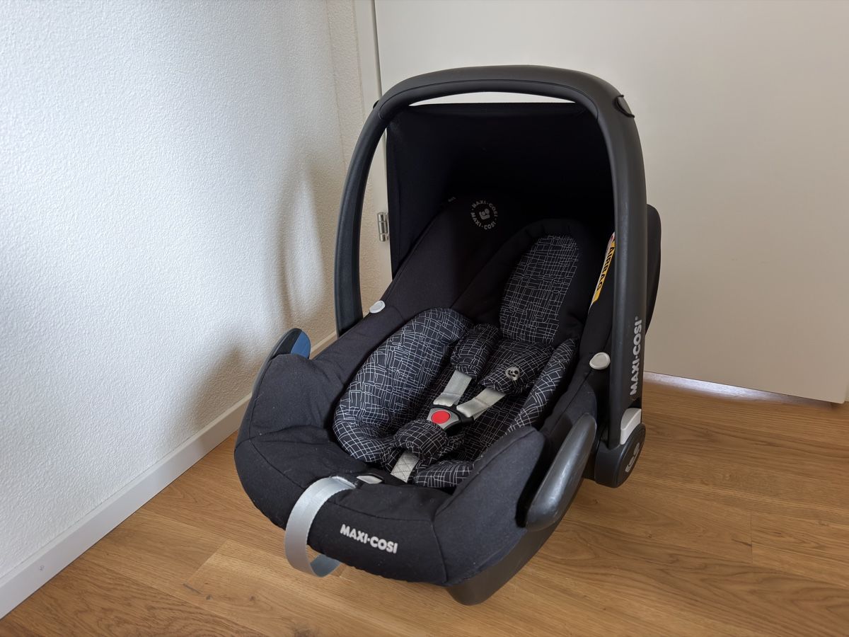 Maxi-Cosi Seggiolini per auto: Maxi-Cosi Rock i-Size Babyschale & Basisstation, unfallfrei – Usato da Oberkirch LU venduto da LoVelo3