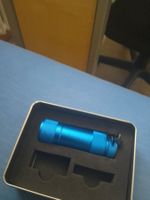 Fabrikneue, blaue Taschenlampe