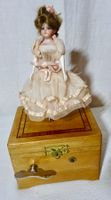 Danseuse à musique , porcelaine et tout d'origine , 1920 env