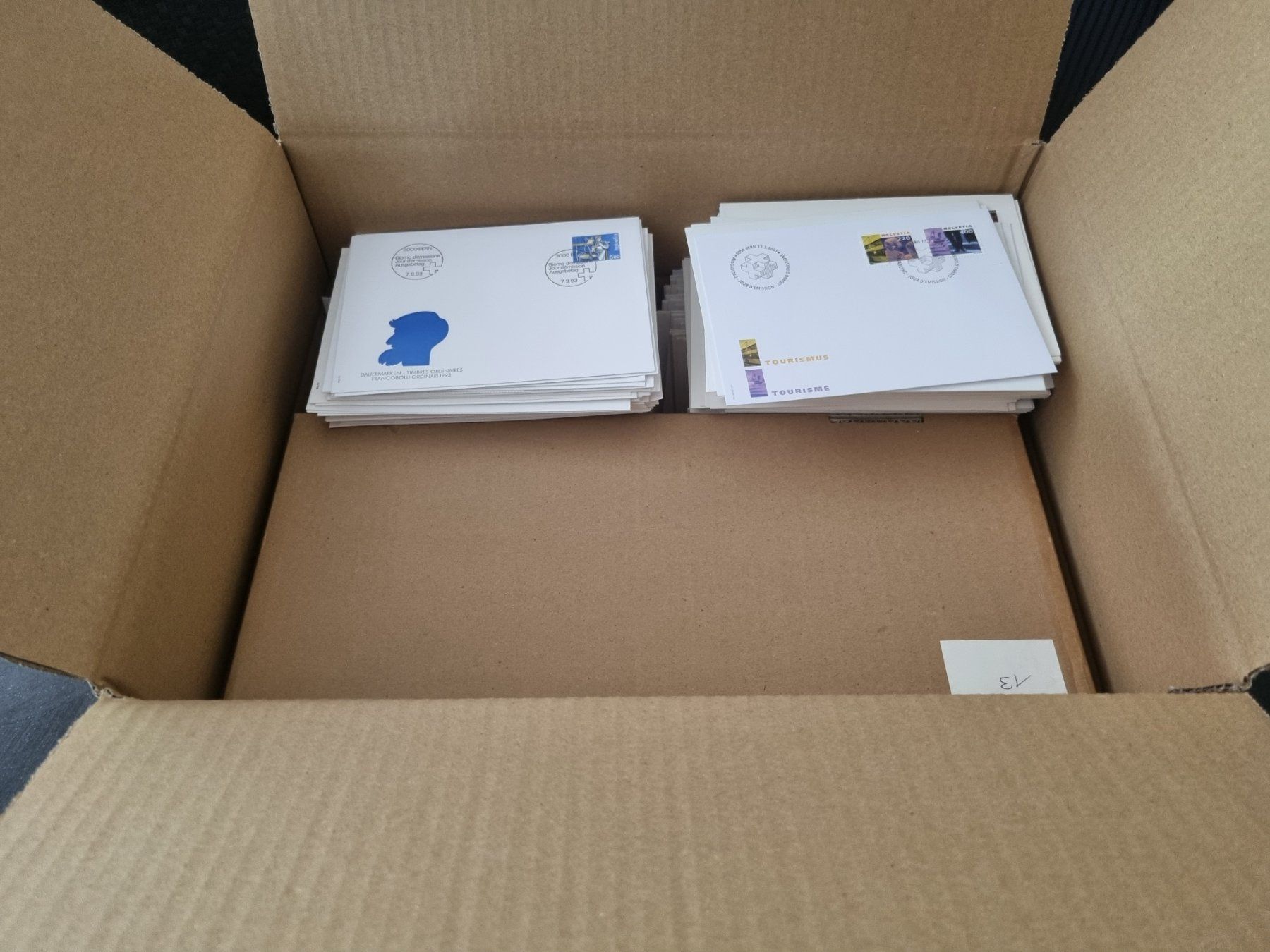 Tutti i francobolli: Kiste mit ca.1100 CH FDC + Sonderbriefe – Usato da Gümligen venduto da Geniusbuy