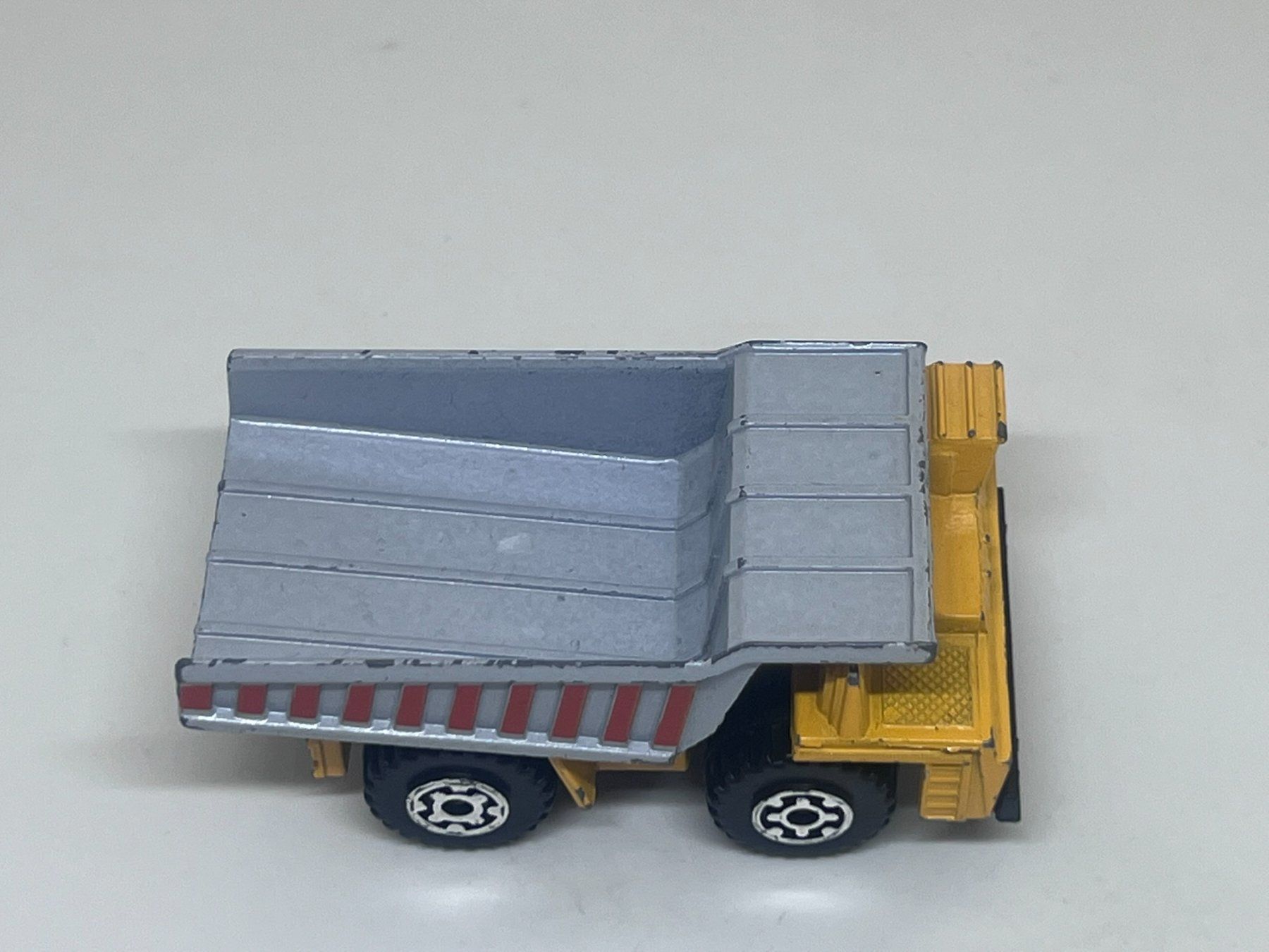 Matchbox Modellini d'auto: Matchbox Dump Truck #306 – Usato da Wildegg venduto da LaaBoutique 1