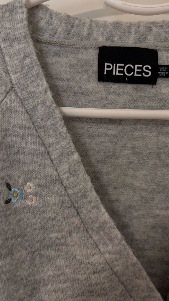 Pieces Maglioni & Felpe: Pieces Strickjacke, grau mit Blumenmuster, Gr. L – Usato da Jona venduto da Bxmarija002 3
