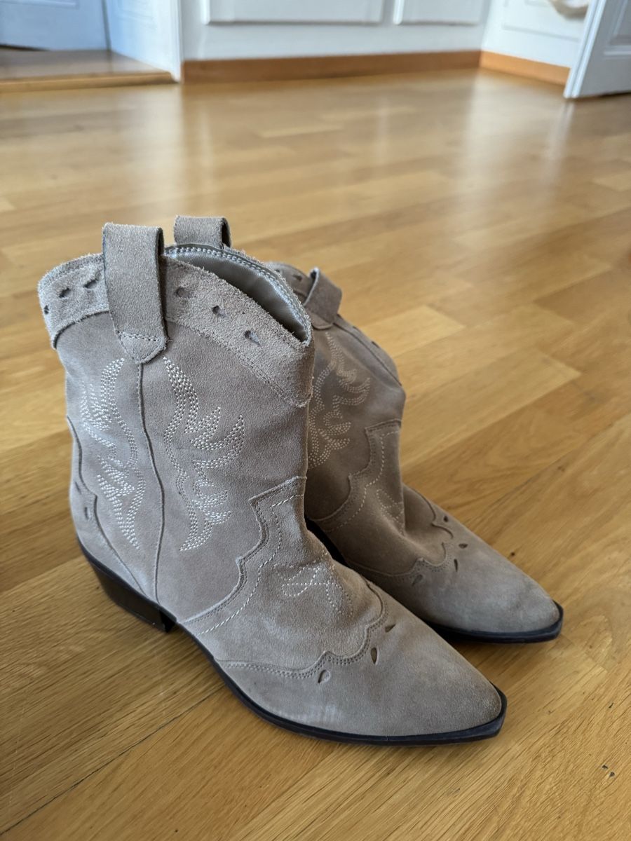 Scarpe per cavalli: Suede cowboy boots – Usato da Bern venduto da FashionK92