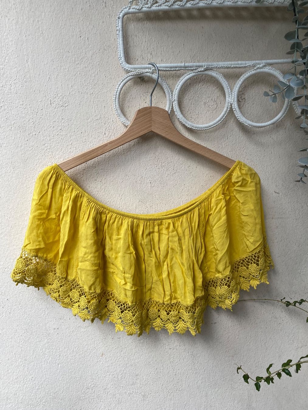 Top: Haut jaune style Bardot avec dentelle taille M – Usato da Genève venduto da lejardindesvetements