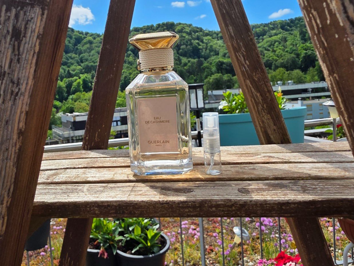 Guerlain Profumi & Eau de Toilette: Guerlain - Eau Cashmere - 2ml – Nuovo (secondo la descrizione) da Winterthur venduto da FragranceLUXE