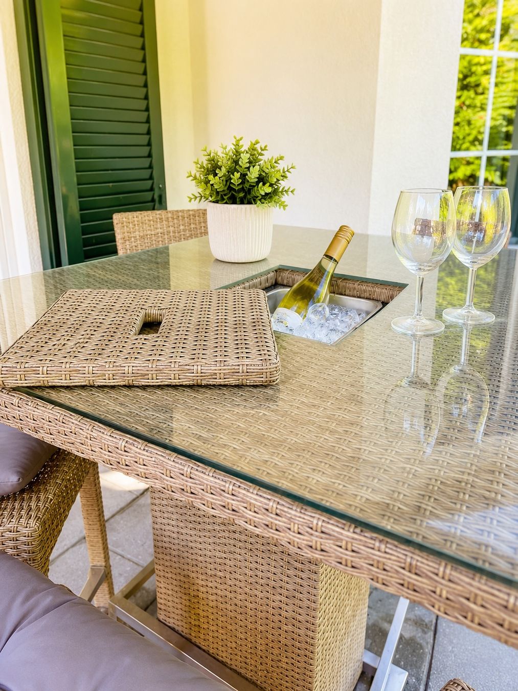 Set di tavolo e panche: Limare Gartenbar Set Polyrattan mit Glasplatte + 4 Barhocker – Usato da Winterthur venduto da Lalacla