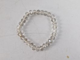 Armband aus Kunststoffperlen