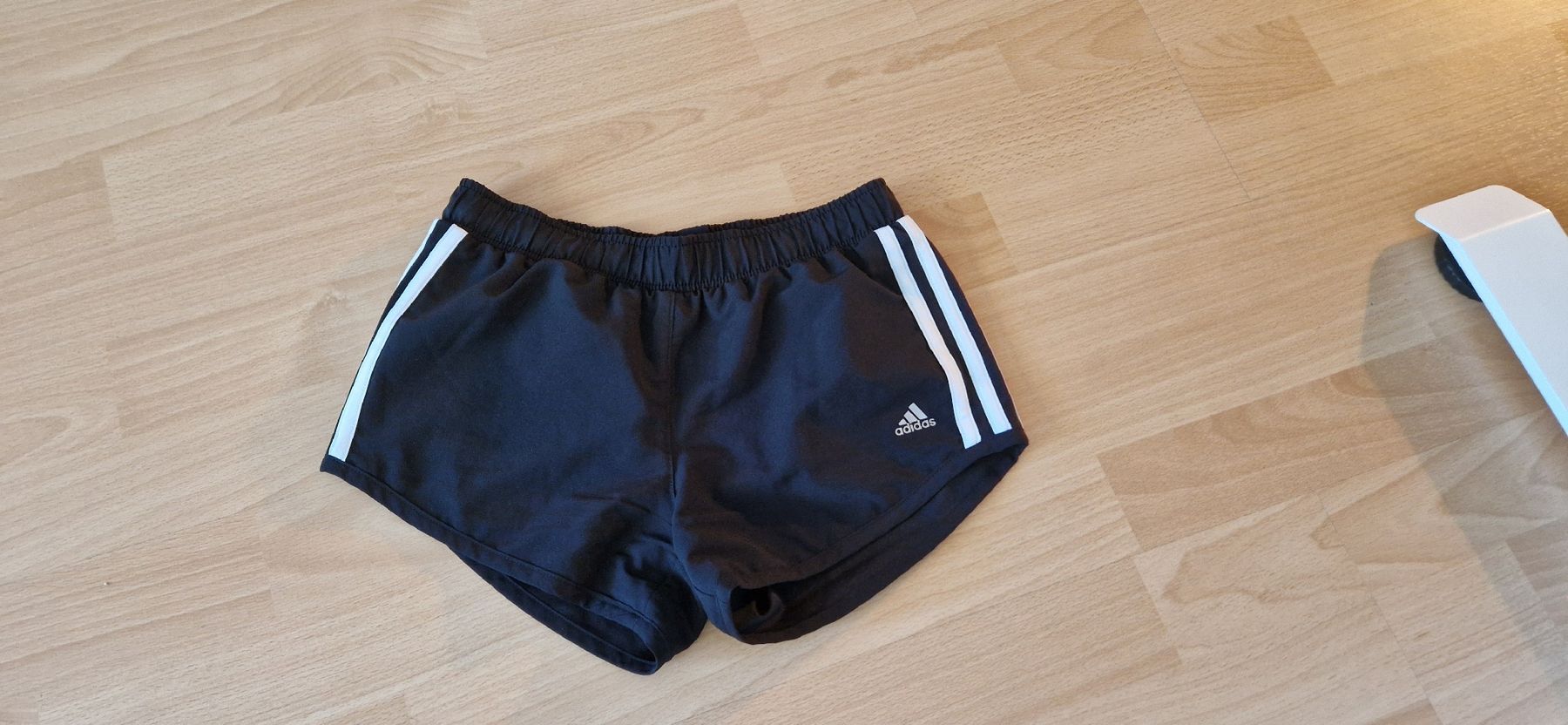 Adidas Pantaloni: Schwarze Adidas Shorts, Gr. 140  – Nuovo (secondo la descrizione) da Rüfenacht BE venduto da Loeti1992