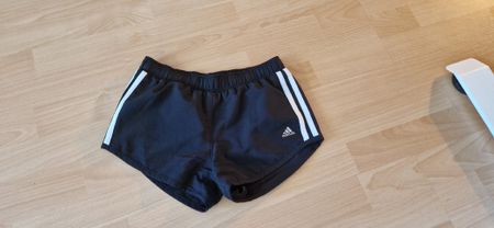 Schwarze Adidas Shorts, Gr. 140 