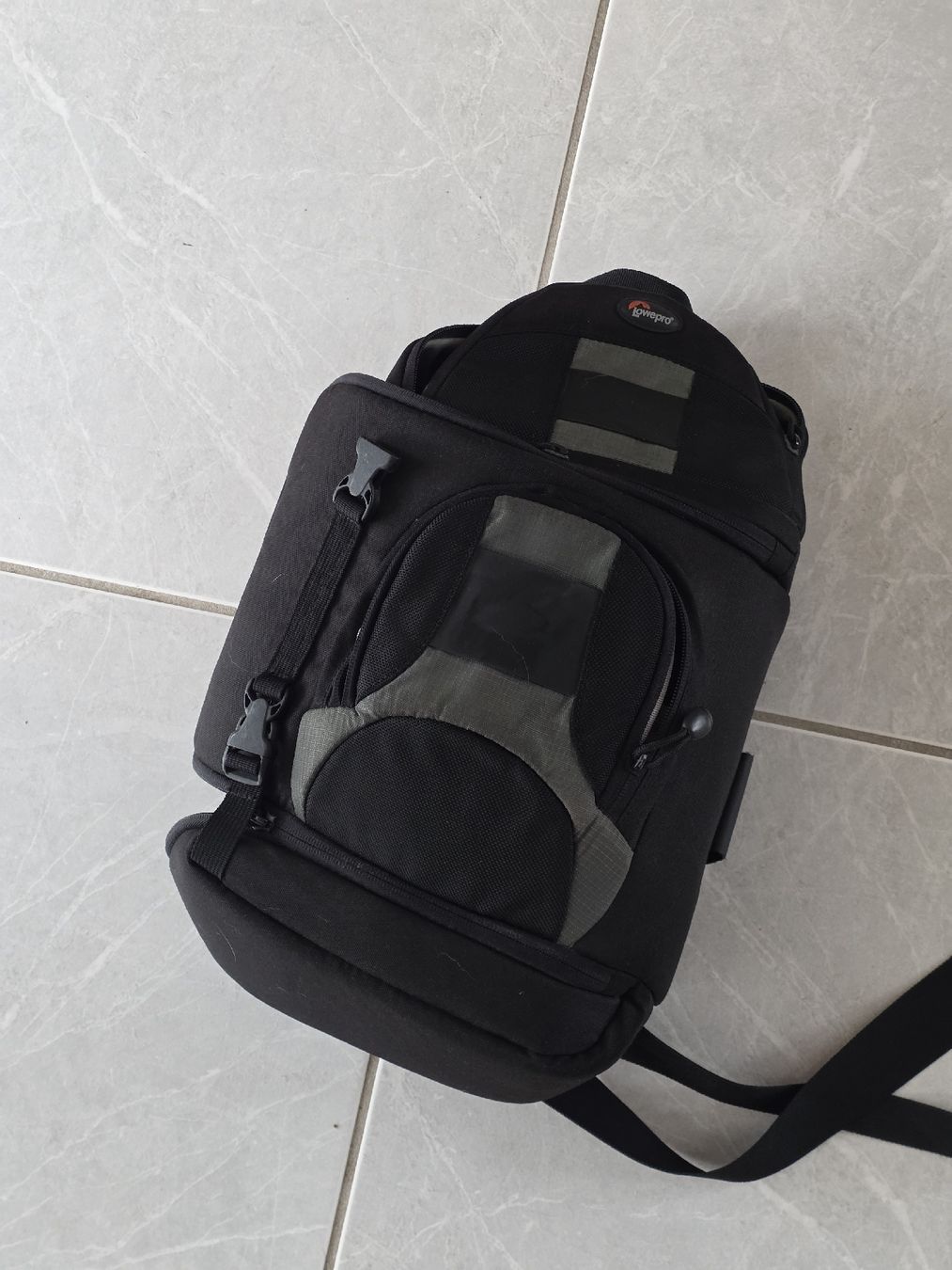 Lowepro Rucksäcke: Lowepro SlingShot 200 AW Camera Backpack Good Condition – Gebraucht aus Thalwil von Derekdez