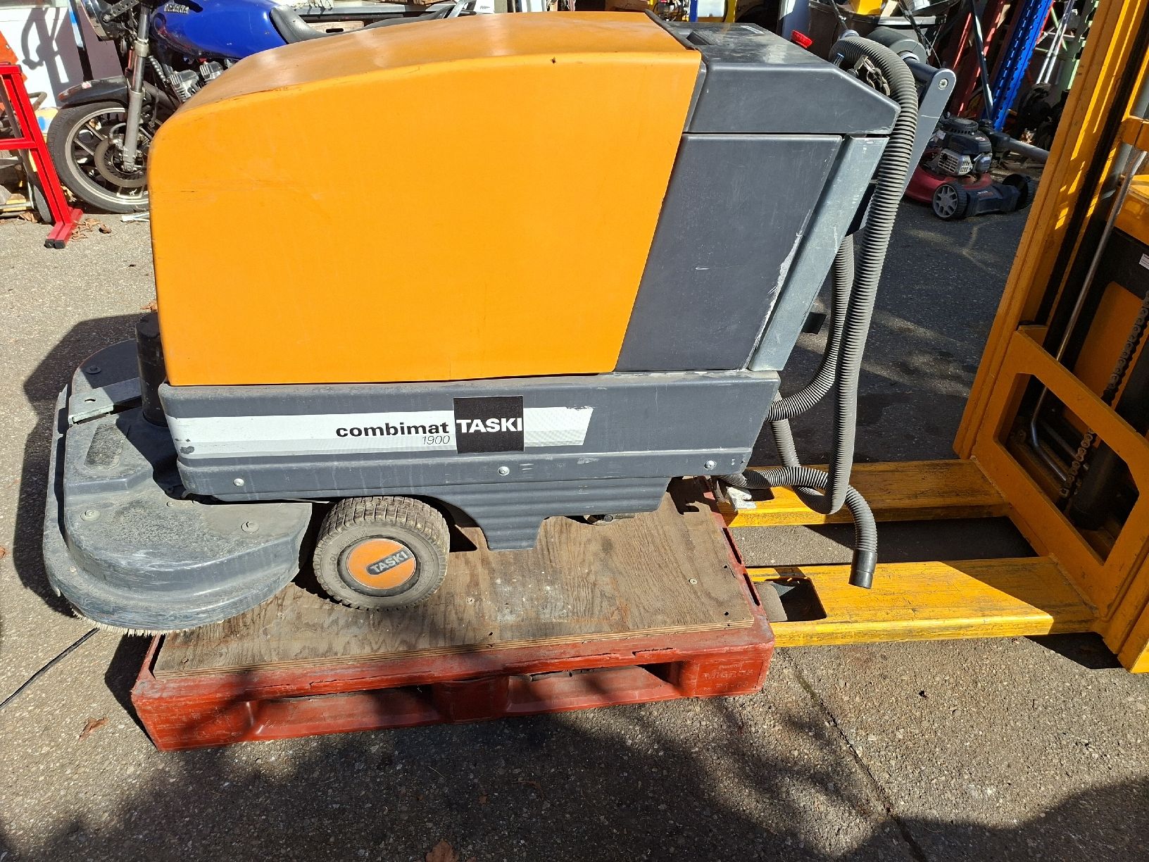 Toutes les machines: Taski Combimat 1900 Putzmaschine – D'occasion à Grossdietwil par hufi10