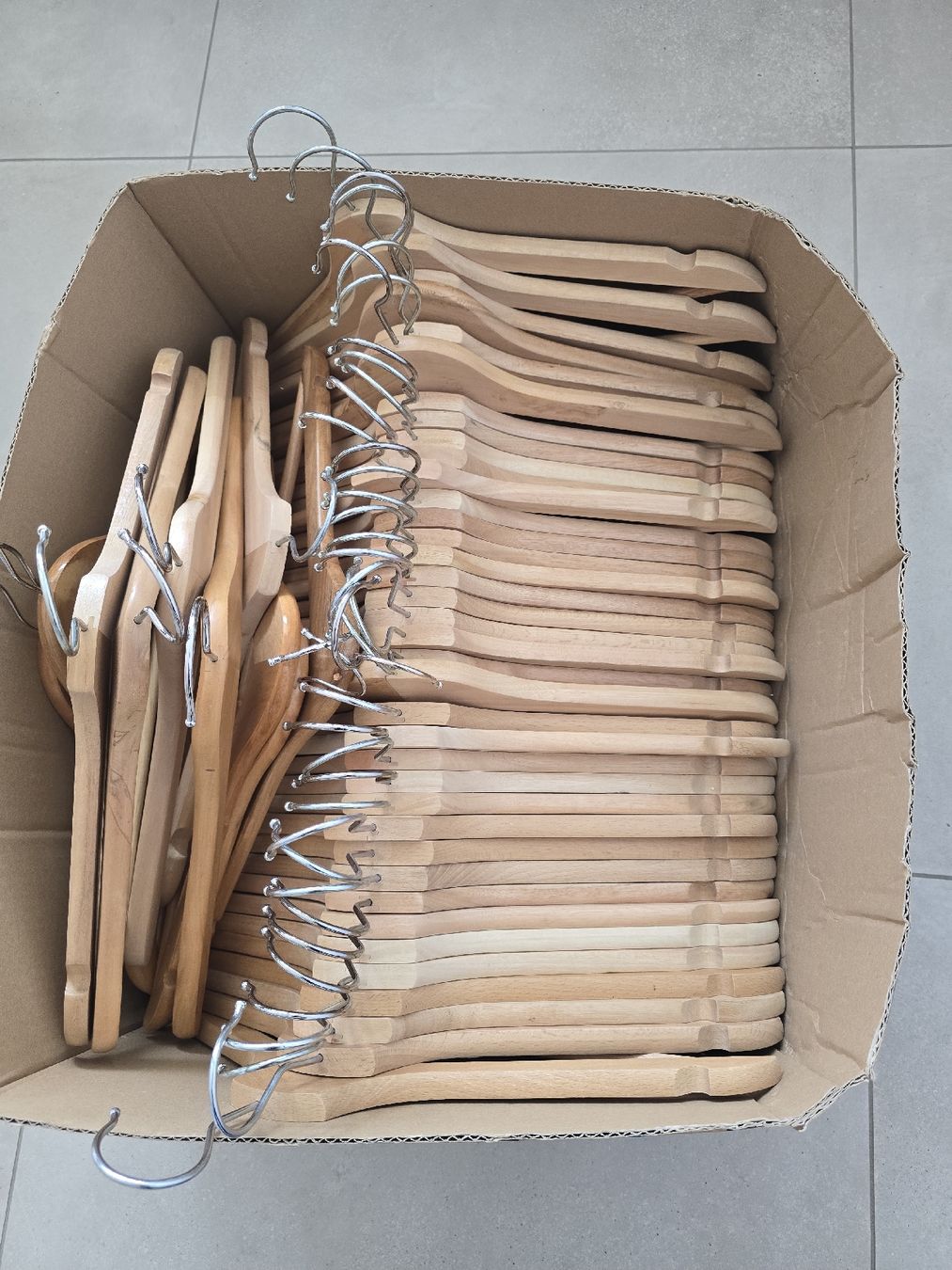 Appendiabiti: Kleiderbügel aus Holz – Usato da Rotkreuz venduto da Joe_Rotkreuz