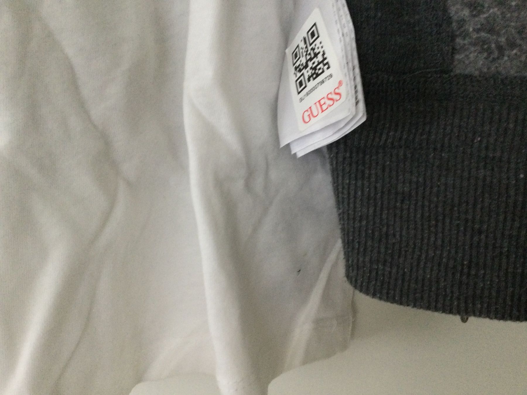 Guess Kleiderpakete: Guess Kapuzenpullover mit 2 Guess T-Shirt Gr. S – Gebraucht aus Baar von negombo 7