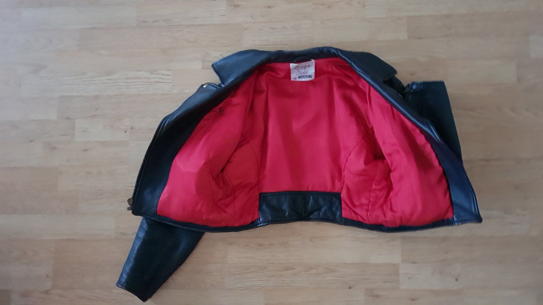 Moschino Giacche: Kurze Leder Jacke Moschino – Nuovo (secondo la descrizione) da Safenwil venduto da FlyingFighter 2