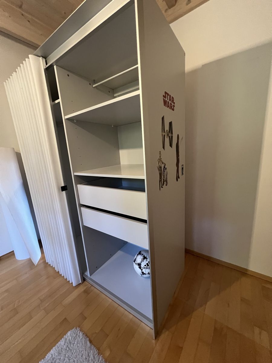 Armadi: Designer-Kleiderschrank grau, halbtransparente Textilfront – Usato da Eggersriet venduto da Rekapp 4