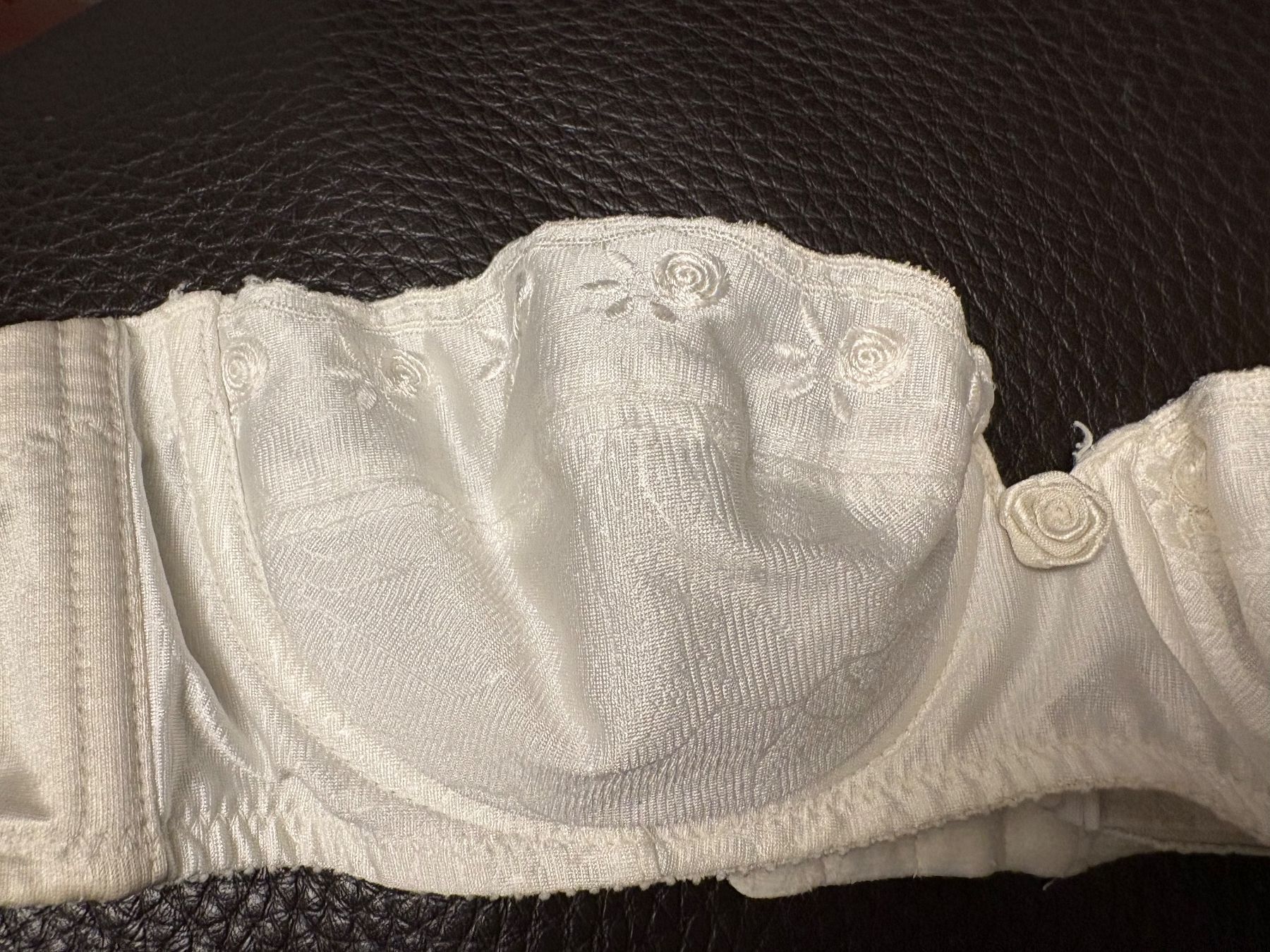 Autres dessous: Soutien-gorge bustier blanc brodé élégant – D'occasion à Lausanne par milou201619 1